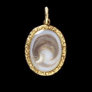 Locket and chain, c. 1810 by John Miers, England ©Victoria and Albert Museum, https://http-www-vam-ac-uk-80.webvpn.ynu.edu.cn/blog/artists-residence-va/hair